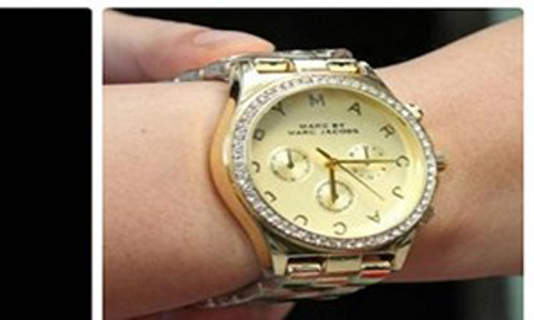 Cận cảnh chiếc đồng hồ Marc Jacobs gi&aacute; tiền tỷ của Bầu Hiển. Ảnh: VTC