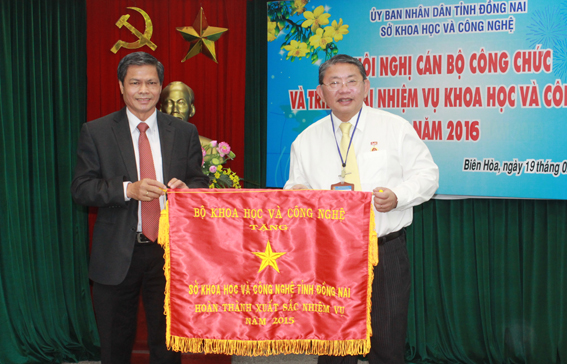 &Ocirc;ng Phạm Ngọc Minh, Ph&oacute; cục trưởng Cục c&ocirc;ng t&aacute;c ph&iacute;a Nam (Bộ KHCN) tặng cờ thi đua xuất sắc của Bộ cho Sở KHCN Đồng Nai