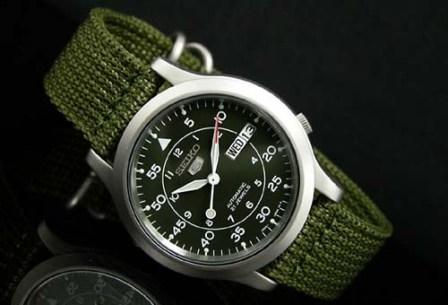 Seiko SNK805 Automatic Canvas Strap c&oacute; quai đeo bằng vải qu&acirc;n đội. Đ&acirc;y l&agrave; loại đồng hồ với ti&ecirc;u chuẩn qu&acirc;n đội cho những qu&acirc;n nh&acirc;n từ năm 1940. Với sự đơn giản nhưng đ&oacute; lại l&agrave; một trải nghiệm tuyệt vời cho những sản phẩm h&agrave;ng hiệu nhưng phổ biến trong thập kỉ qua. Gi&aacute; của sản phẩm n&agrave;y dao động khoảng 1,200,000-1,300,000.
