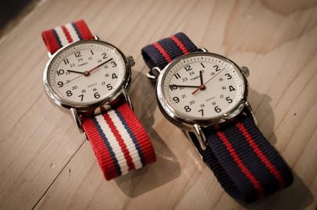 Timex Weekender mang &iacute;t hơi hướng b&ecirc;n qu&acirc;n sự nhưng chắc chắn cũng giống như Seiko SNK805, chiếc đồng hồ n&agrave;y mang vẻ cổ điển, rất sang trọng với c&aacute;c d&ograve;ng đồng hồ c&oacute; thương hiệu. Gi&aacute; của Timex Weekender dao động khoảng 800,000-1,000,000.