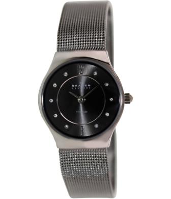 Skagen d&agrave;nh cho ph&aacute;i nữ một thiết kế từ titan hiện đại với quai đeo c&oacute; kết cấu lưới v&agrave; pha l&ecirc; Swarovski s&aacute;ng b&oacute;ng. Quai đeo l&agrave;m từ th&eacute;p kh&ocirc;ng gỉ, nhẹ hơn 50% so với th&eacute;p nhưng bền hơn 30%. Với t&aacute;c dụng chống ăn m&ograve;n nước biển v&agrave; &iacute;t g&acirc;y dị ứng, đ&acirc;y l&agrave; sự lựa chọn cho nhiều phụ nữ c&oacute; l&agrave;n da nhạy cảm. Gi&aacute; sản phẩm dao động khoảng 1,600,000-1,800,000.