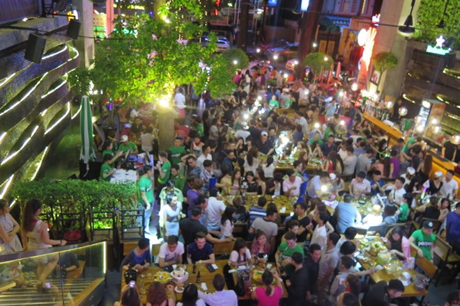 Nh&agrave; h&agrave;ng Pocpoc Beer Garden hoạt động như vũ trường ngo&agrave;i trời giữa trung t&acirc;m TPHCM
