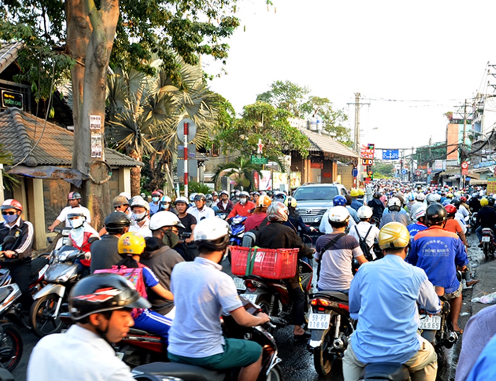 Vụ đốt r&aacute;c ch&aacute;y xe, thi&ecirc;u rụi cửa h&agrave;ng khiến giao th&ocirc;ng tr&ecirc;n tuyến đường Phan Văn Trị &ugrave;n tắc nghi&ecirc;m trọng