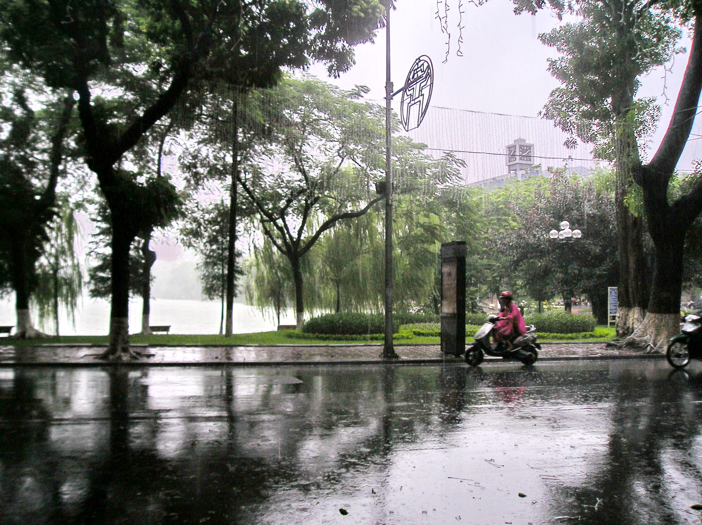 Dự b&aacute;o thời tiết ng&agrave;y mai 28/7/2015: Bắc Bộ c&oacute; mưa r&agrave;o v&agrave; d&ocirc;ng rải r&aacute;c 