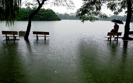 Dự b&aacute;o thời tiết ng&agrave;y mai 30/04/2015: Nắng n&oacute;ng k&egrave;m mưa r&agrave;o tr&ecirc;n cả nước