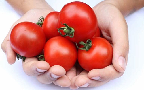 C&agrave; chua c&oacute; khả năng cải thiện v&agrave; c&acirc;n bằng lượng dầu tiết ra ở v&ugrave;ng da tr&ecirc;n mặt