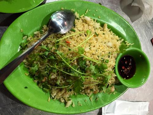 Đĩa cơm rang nguội ngắt gi&aacute; 150.000 đồng c&ugrave;ng th&aacute;i độ của nh&agrave; h&agrave;ng &lsquo;chặt ch&eacute;m&rsquo; khiến chị Mai thất vọng v&igrave; chuyến du lịch Nha Trang