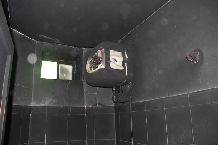 Trong ph&ograve;ng tắm, b&igrave;nh n&oacute;ng lạnh ch&aacute;y đen