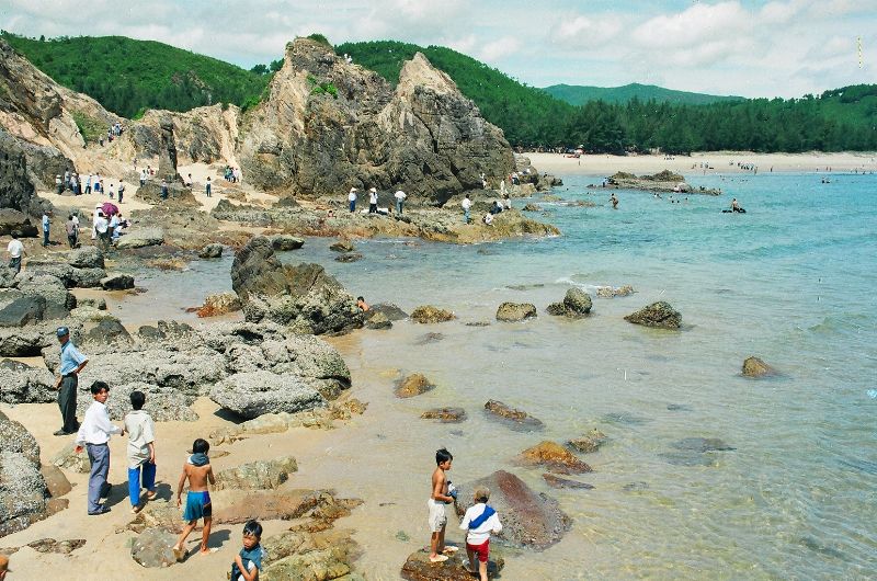 Tour du lịch đ&ecirc;́n Quảng Bình giảm 30% vì h&ecirc;̣ lụy cá ch&ecirc;́t trắng bi&ecirc;̉n mi&ecirc;̀n Trung