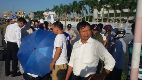 Người d&acirc;n đang sơ cứu cho phụ huynh đột quỵ sau khi đưa con đến điểm thi kỳ thi THPT Quốc gia 2015