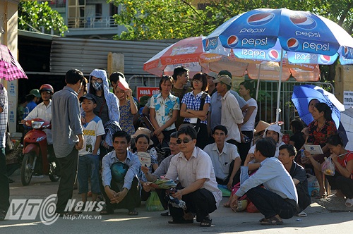 Phụ huynh vất vả đợi con tham gia thi Quốc gia 2015 dưới thời tiết nắng n&oacute;ng khắc nghiệt