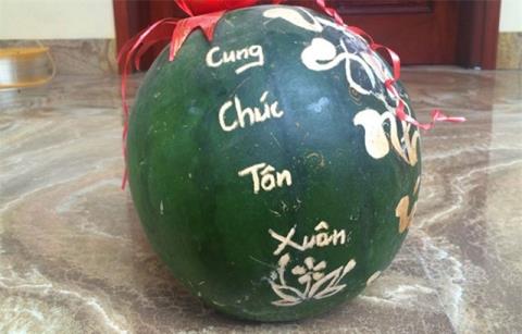 Trước đ&oacute;, cũng c&oacute; rất nhiều trường hợp dưa hấu chưng Tết để h&agrave;ng th&aacute;ng trời cũng kh&ocirc;ng hư hỏng