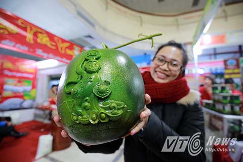 Dưa hấu chưng Tết c&oacute; khắc h&igrave;nh khỉ l&agrave; một trong những loại tr&aacute;i c&acirc;y độc lạ đang rất được l&ograve;ng người 13Win18 đa dạng khuyến mãi