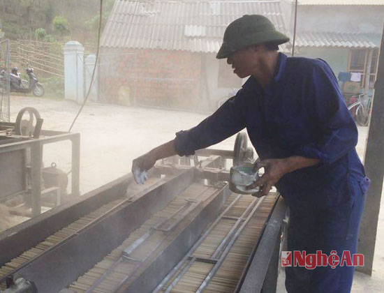 H&oacute;a chất xử l&yacute; đũa tre chủ yếu nh&atilde;n m&aacute;c Trung Quốc kh&ocirc;ng r&otilde; nguồn gốc xuất xứ. Ảnh: B&aacute;o Nghệ An
