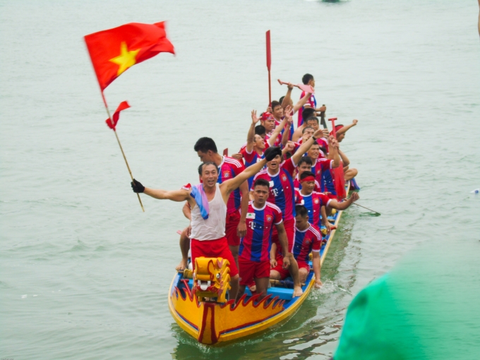 Tưng bừng lễ hội đua thuyền rồng tr&ecirc;n biển ở C&aacute;t B&agrave;