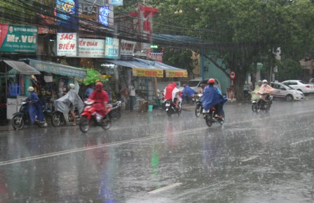 Dự b&aacute;o thời tiết h&ocirc;m nay ng&agrave;y 26/10, dọc ven biển từ Thanh H&oacute;a trở v&agrave;o tới Quảng Ng&atilde;i c&oacute; mưa vừa