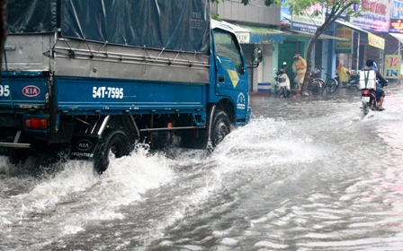 Dự b&aacute;o thời tiết ng&agrave;y mai, 10/10, Nam Bộ triều cường tăng g&acirc;y ngập lụt tại một số tuyến phố