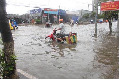 Dự b&aacute;o thời tiết ng&agrave;y mai 13/10, Nam Bộ c&oacute; mưa nhỏ v&agrave; ngập &uacute;ng r&uacute;t chậm