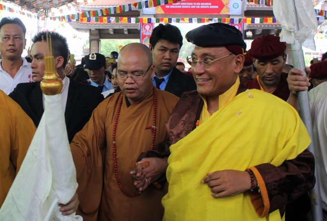 Đức Ph&aacute;p vương Drukpa đến thăm ch&ugrave;a Vĩnh Nghi&ecirc;m (S&agrave;i G&ograve;n) trong sự ch&agrave;o đ&oacute;n của h&agrave;ng ngh&igrave;n tăng ni, phật tử