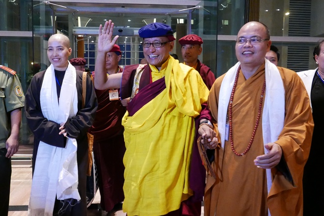 Đức Ph&aacute;p Vương Drukpa xuống s&acirc;n bay Nội B&agrave;i trong chuyến thăm Việt Nam lần thứ 7 trong sự ch&agrave;o đ&oacute;n của h&agrave;ng trăm Phật tử