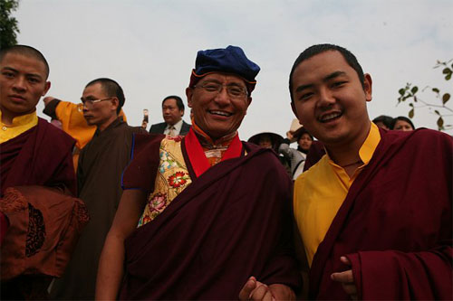 Đức Ph&aacute;p Vương Drukpa đ&atilde; nhiều lần thăm Việt Nam để cầu nguyện quốc th&aacute;i d&acirc;n an