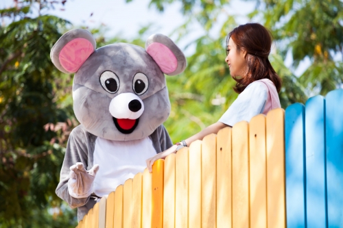Đức Ph&uacute;c đeo mặt nạ, tỏ t&igrave;nh với bạn g&aacute;i trong MV mới