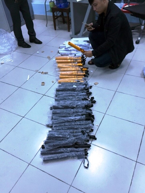 Gần 80 d&ugrave;i cui kh&ocirc;ng ph&eacute;p chuẩn bị l&ecirc;n m&aacute;y bay
