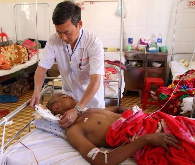 Bệnh nh&acirc;n bị thương v&igrave; s&uacute;ng tự chế đang được điều trị tại bệnh viện đa khoa tỉnh Đắk Lắk