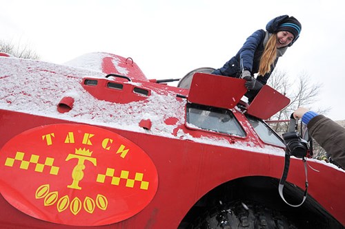 Sử dụng xe bọc th&eacute;p Nga l&agrave;m taxi chở kh&aacute;ch l&agrave; đặc trưng ở St. Petersburg