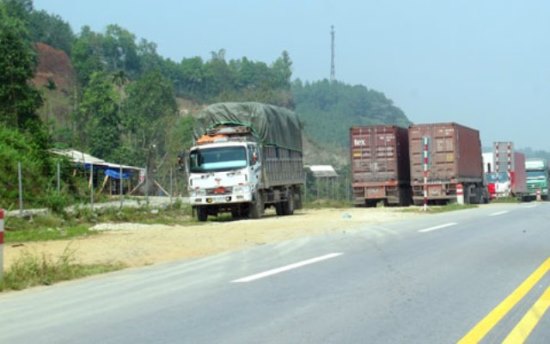 Xe dừng đỗ tr&aacute;i ph&eacute;p tr&ecirc;n cao tốc Nội B&agrave;i - L&agrave;o Cai