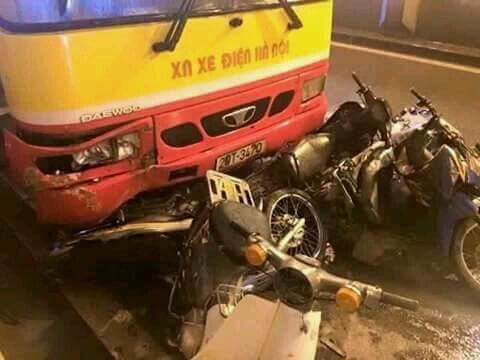 Dừng tr&uacute; mưa trong hầm Kim Li&ecirc;n, nhiều người bị xe bu&yacute;t t&ocirc;ng v&agrave;o