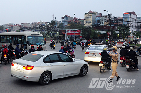 Cảnh sát giao thông tham gia phân làn ở đoạn có giao thông kỳ lạ nhất Việt Nam Cảnh sát giao thông tham gia phân làn ở đoạn có giao thông kỳ lạ nhất Việt Nam