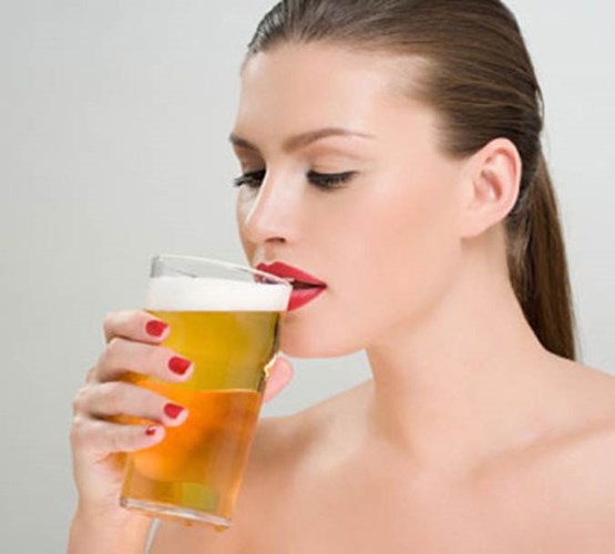 C&ocirc;ng dụng l&agrave;m đẹp bất ngờ từ đồ uống c&oacute; cồn  - ảnh 1