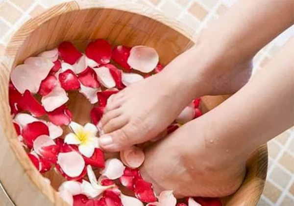 Nước hoa hồng c&oacute; khả năng l&agrave;m mềm h&oacute;a lớp sừng 