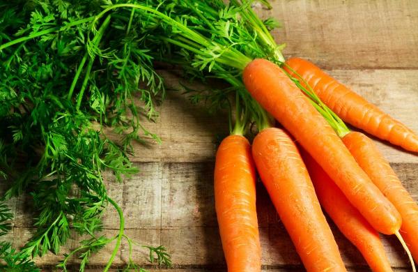 C&agrave; rốt chứa nhiều vitamin A tốt cho cả mắt v&agrave; da 