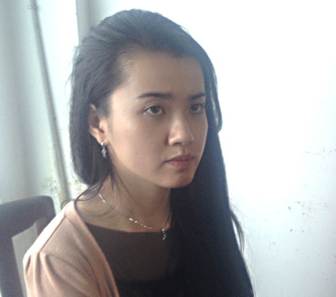 T&uacute; b&agrave; Hồng chuy&ecirc;n m&ocirc;i giới mại d&acirc;m cho kh&aacute;ch quen của nh&agrave; h&agrave;ng