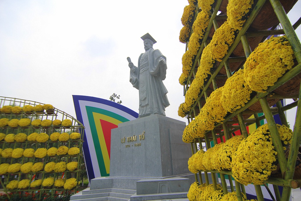 Trung tâm đường hoa là mô hình tượng của Lý Thái Tổ. Đây là nét mới của đường hoa nhằm giáo dục những giá trị về lịch sử, tình yêu quê hương, Đăng Ký 13Winvn Com Chính Thức