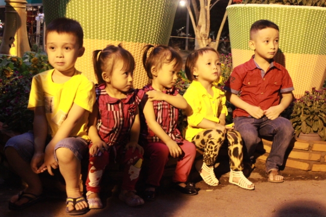 Các em bé háo hức ngồi đợi để được cha mẹ chụp hình