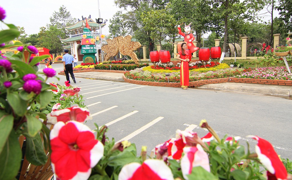 Đường hoa với nhiều mô hình, tiểu cảnh được trang trí cách điệu phong phú, sự kết hợp hài hòa giữa màu sắc và ánh sáng