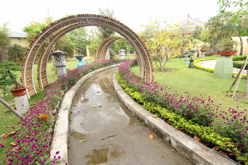 Đường hoa được trang trí sinh động với đủ loại tiểu cảnh, phong phú các loài hoa