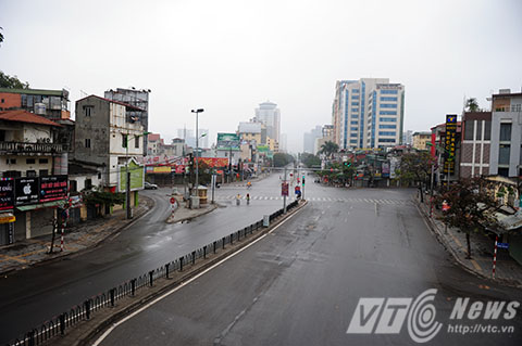 Phố Giảng Võ (Đống Đa, Hà Nội) vào thời điểm 8 giờ sáng ngày mùng 1 tết trở nên yên tĩnh, vắng vẻ