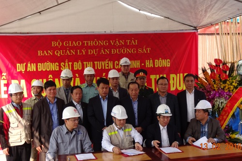 Đại diện Ban QLDA Đường sắt, Tổng thầu, Tư vấn, v&agrave; đơn vị thi c&ocirc;ng Dự &aacute;n k&yacute; cam kết ho&agrave;n th&agrave;nh c&aacute;c mốc tiến độ.