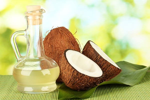 Dưỡng da m&ugrave;a đ&ocirc;ng bằng dầu dừa sẽ đem tới l&agrave;n da mịn m&agrave;ng tươi tắn cho chị em