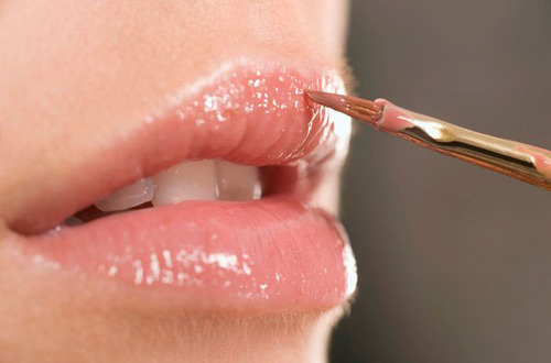 Dưỡng da m&ocirc;i hiệu quả trong m&ugrave;a đ&ocirc;ng bằng dầu dừa