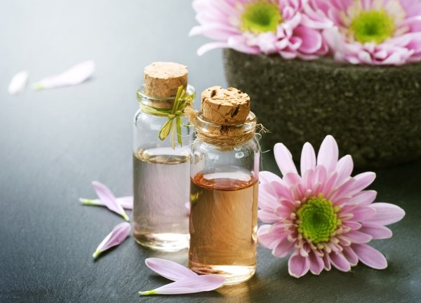 Dưỡng da m&ugrave;a đ&ocirc;ng bằng dầu dừa tuy dễ, nhưng kh&ocirc;ng phải ai cũng biết c&aacute;ch l&agrave;m đ&uacute;ng