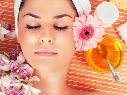 Dưỡng da m&ugrave;a đ&ocirc;ng bằng mật ong l&agrave; b&iacute; quyết l&agrave;m đẹp của phụ nữ từ xa xưa