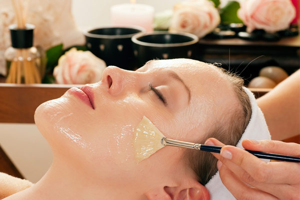 Dưỡng da m&ugrave;a đ&ocirc;ng bằng mật ong sẽ gi&uacute;p l&agrave;n da lu&ocirc;n sạch sẽ, tươi trẻ v&agrave; ngăn ngừa sự h&igrave;nh th&agrave;nh của mụn