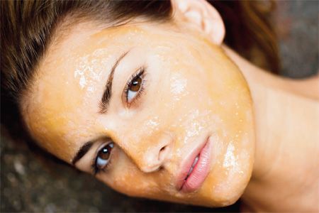 Dưỡng da m&ugrave;a đ&ocirc;ng bằng mật ong sẽ phục hồi độ căng b&oacute;ng của l&agrave;n da