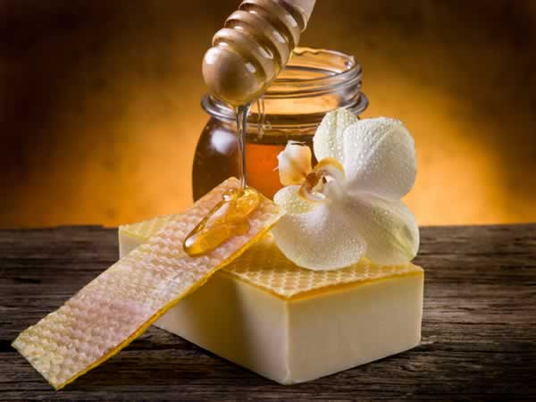 Dưỡng da m&ugrave;a đ&ocirc;ng bằng mật ong nguy&ecirc;n chất sẽ gi&uacute;p da duy tr&igrave; độ ẩm cần thiết khi tiết trời hanh kh&ocirc;