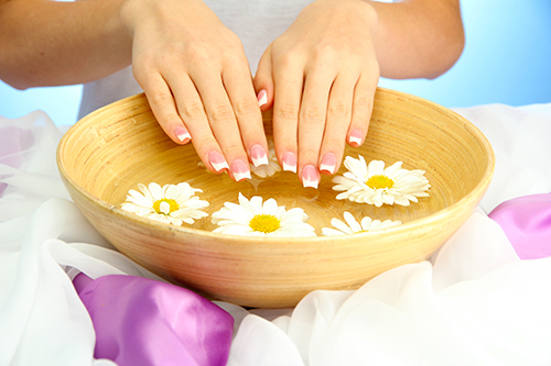 Dưỡng da tay m&ugrave;a đ&ocirc;ng đ&oacute;ng vai tr&ograve; rất quan trọng do da tay yếu v&agrave; kh&ocirc; hơn những v&ugrave;ng da kh&aacute;c tr&ecirc;n cơ thể